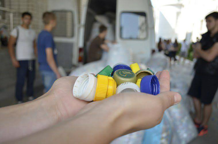 У Запоріжжі збиратимуть пластикові кришки у рамках вуличної акції «Добро жменями. Запоріжжя»