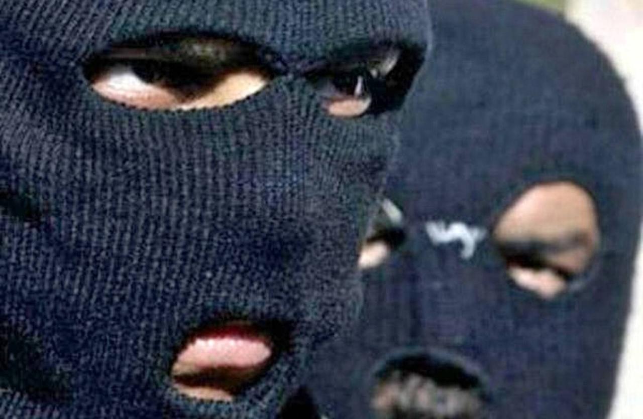 На Херсонщині банда в масках скоїла розбійний напад на автобус