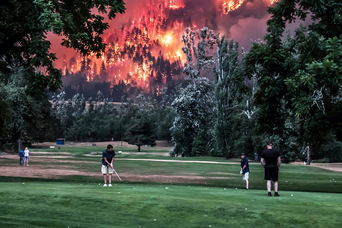 Фото дня: гра у гольф на фоні пожежі