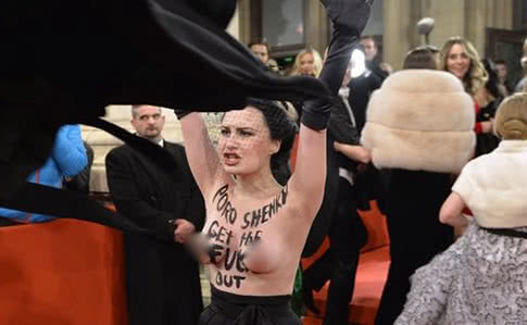 Активістка Femen роздяглася для Порошенка на Віденському балу (фото, відео)