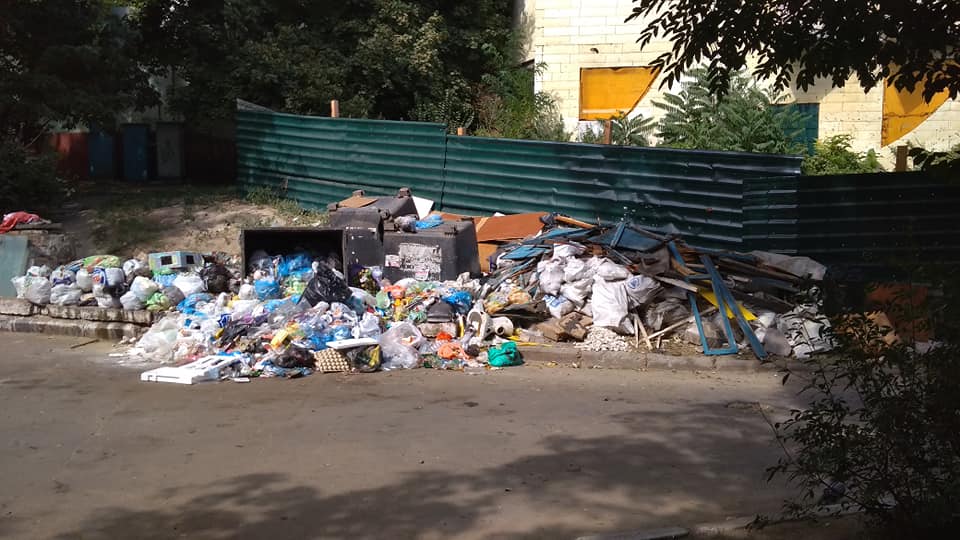 Образовалась огромная свалка: в Вознесеновском районе Запорожья уже месяц не вывозят мусор (фото)