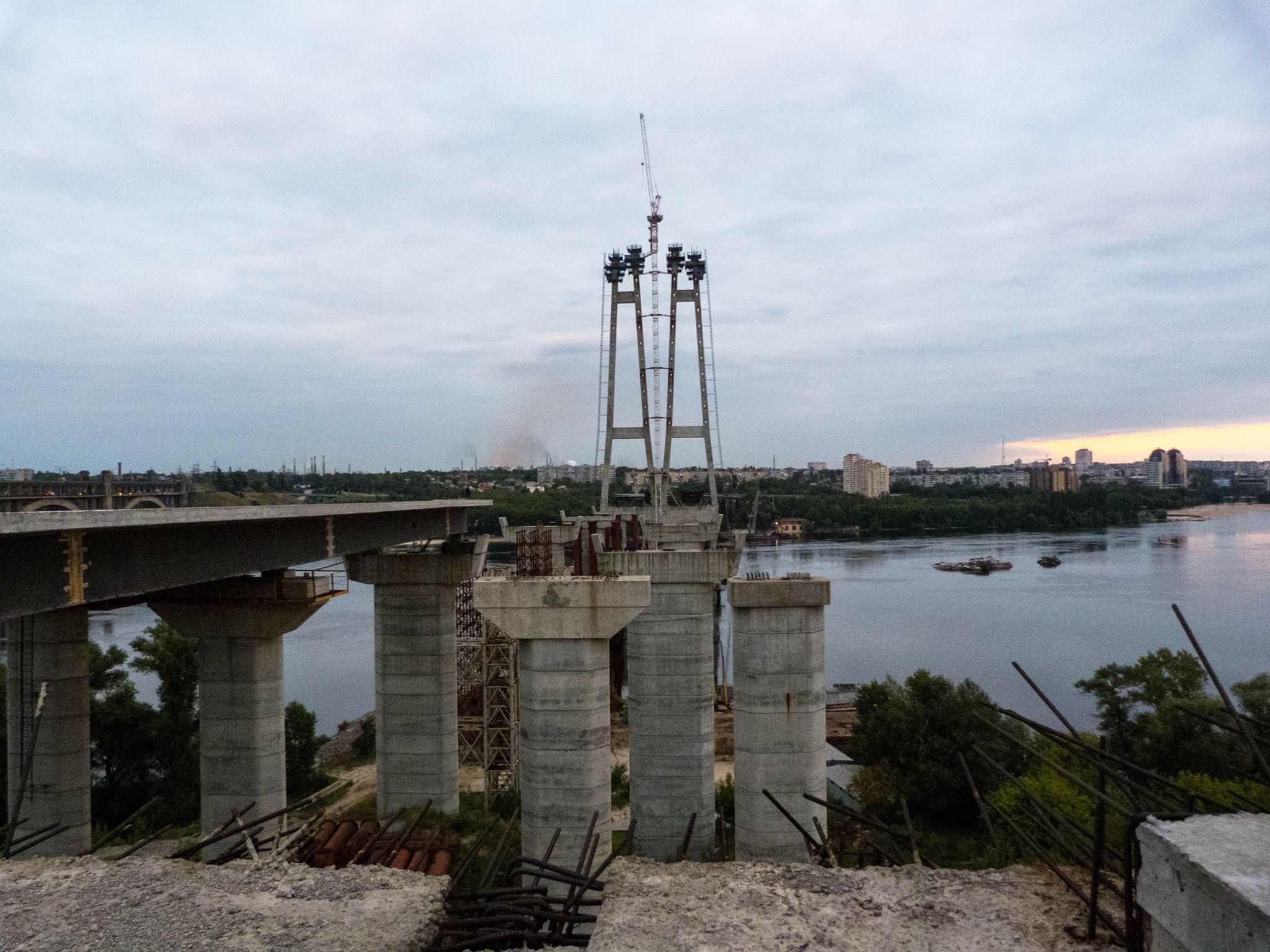 Житель Запорожья назвал причину невозможности окончания строительства мостов