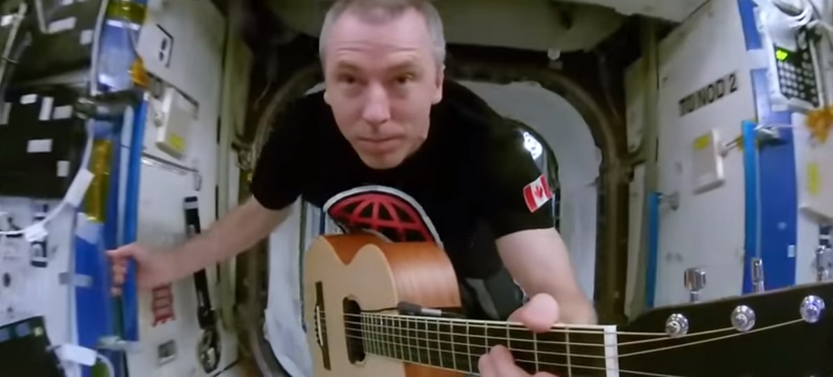 Видео дня: астронавт NASA снял в космосе клип для рок-группы