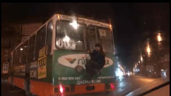 Екстремальне відео: мешканець Запоріжжя заскочив на тролейбус бо не встиг