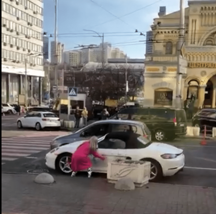 Відео дня: блондинка з сокирою помстилася, знищивши машину обідчика