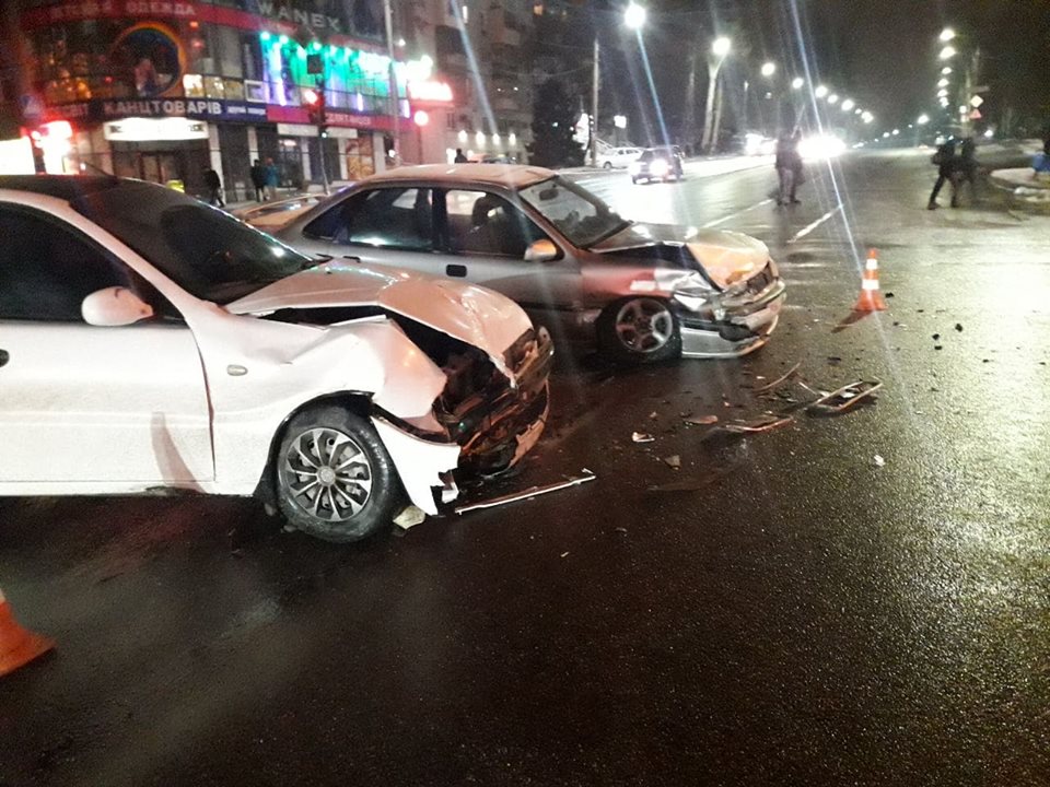 На центральному проспекті Запоріжжя трапилася аварія, пасажирка зазнала ушкоджень