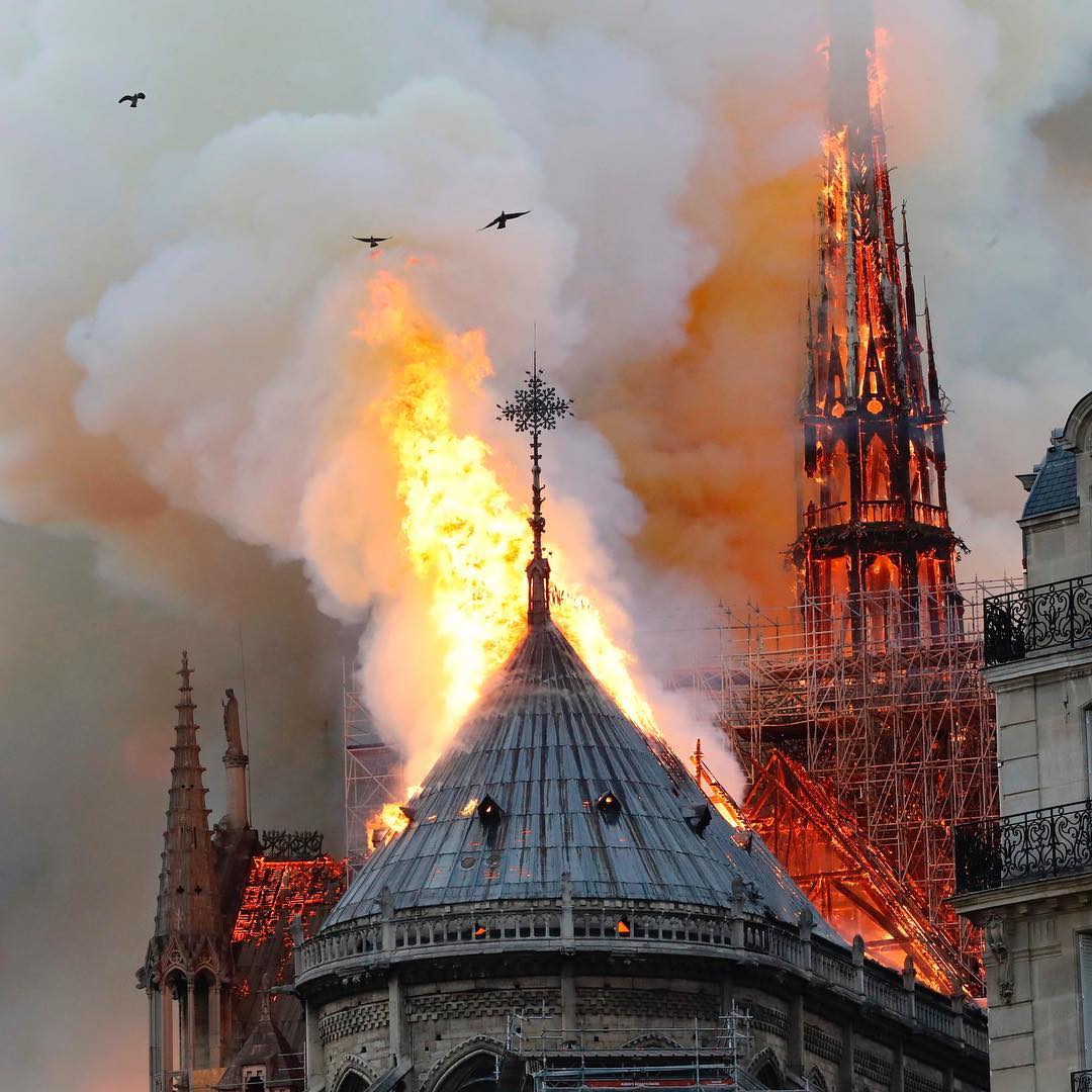 Всесвітньо відомий собор Нотр-Дам у серці Франції спалахнув, центральна вежа вже впала – відео