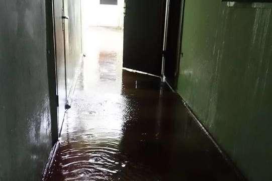 Без даху: в житловому будинку Запоріжжя під час дощу – справжній потоп – відео