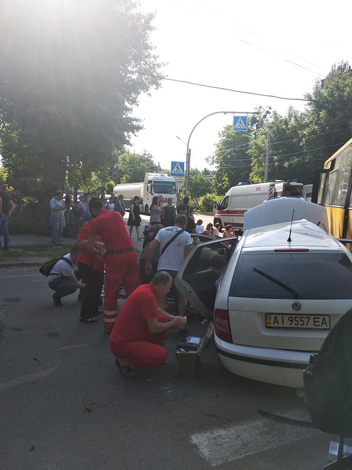 На Київщині масштабна аварія за участю маршрутки, більше десятка постраждалих – фото