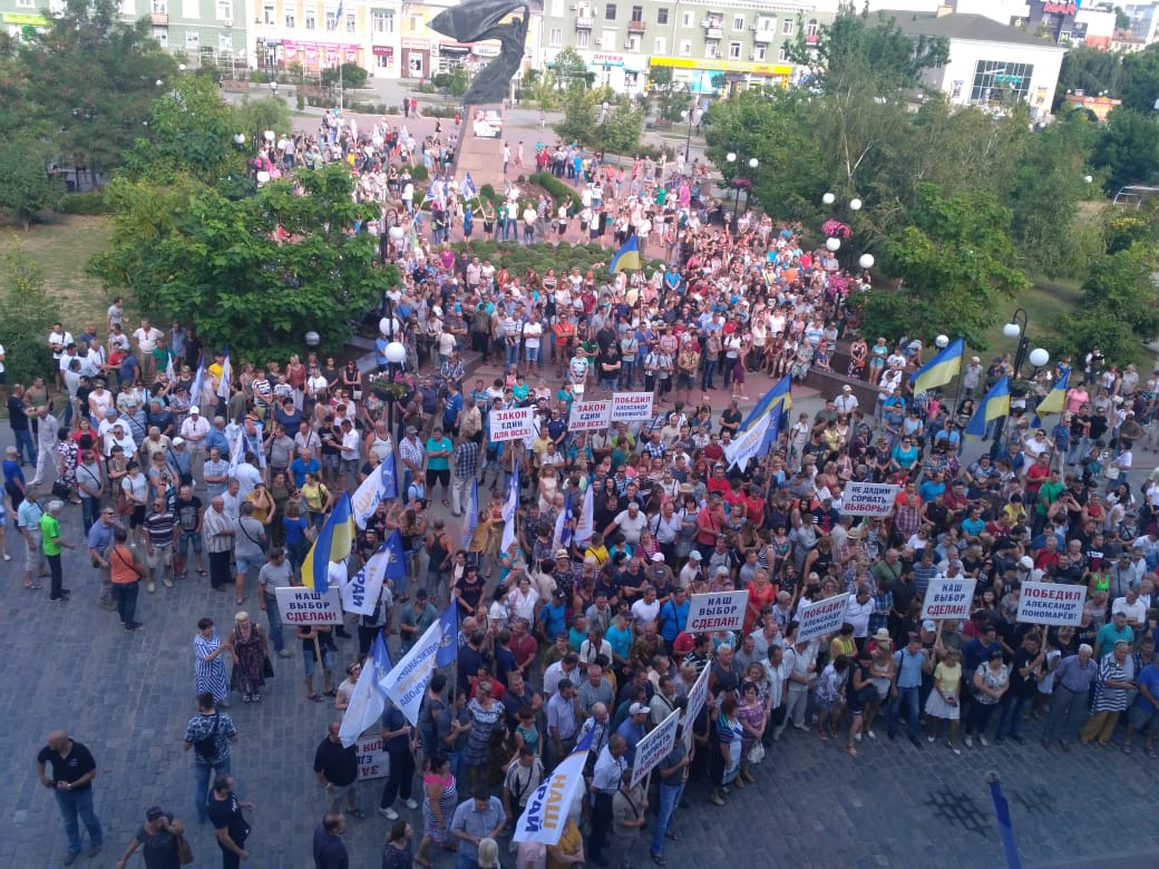 У Бердянську кілька тисячний мітинг, люди вийшли з плакатами