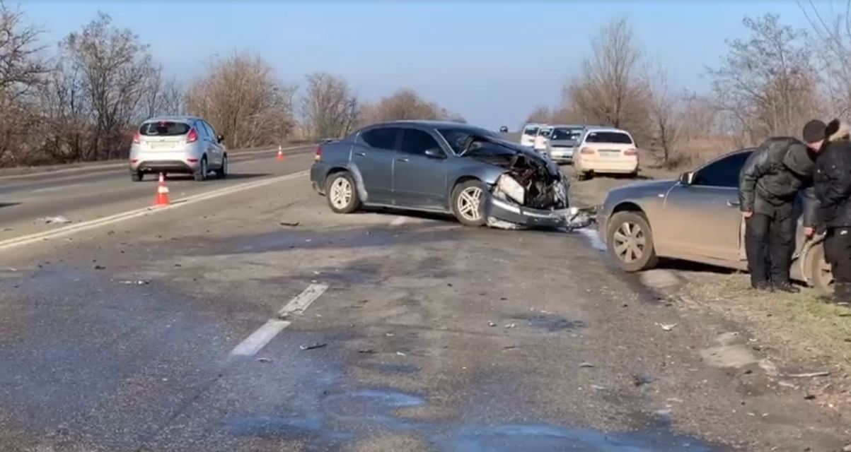 На трасі Харків-Сімферополь значна ДТП, автомобілі “швидкої” та поліції теж розбиті