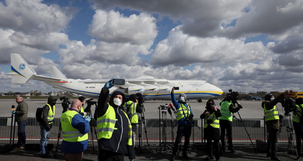 Український гігант “Мрія” доставив до Польщі медичне обладнання, трансляцію посадки дивилося одночасно 80 тисяч осіб – відео