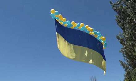 Над Донецьком замайорів український прапор – відео