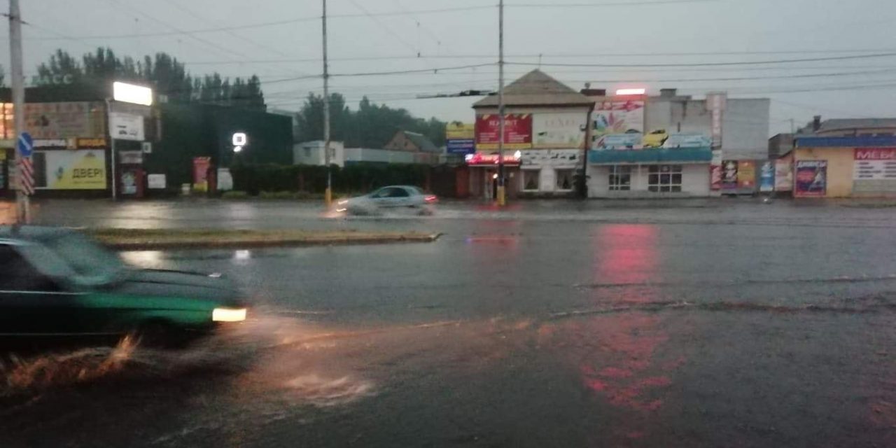 На затоплених вулицях Запоріжжя плавали автомобілі, їх визволяли рятувальники