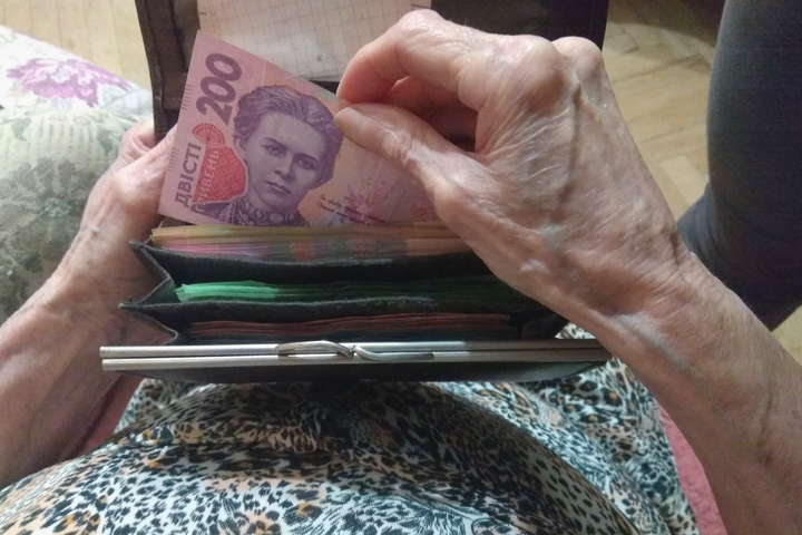 З сьогоднішнього дня пенсія українців стала трошечки більшою