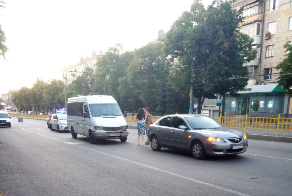 Аварія у центрі Запоріжжя, постраждали пасажири маршрутки