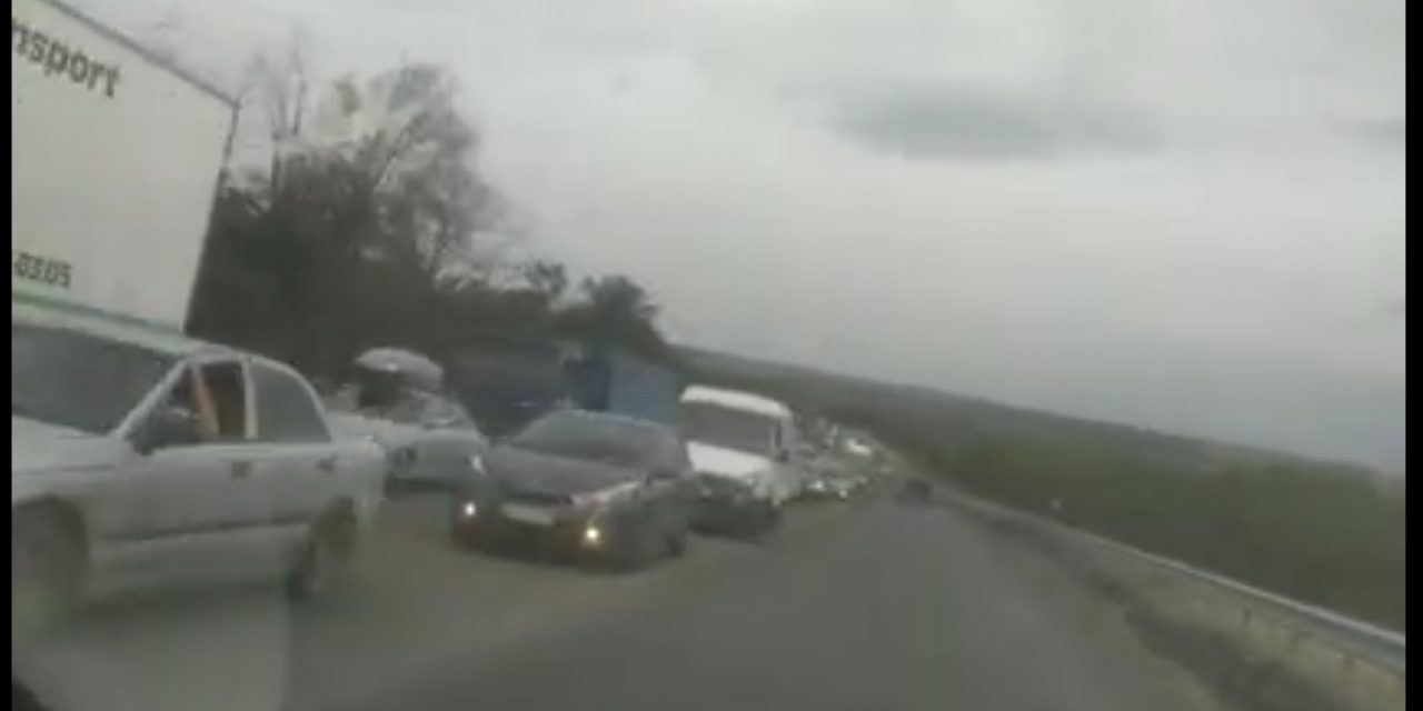 Поблизу Запоріжжя транспортний колапс паралізував рух – відео
