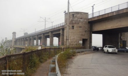 На мосту Преображенського горить автомобіль, рух перекрито