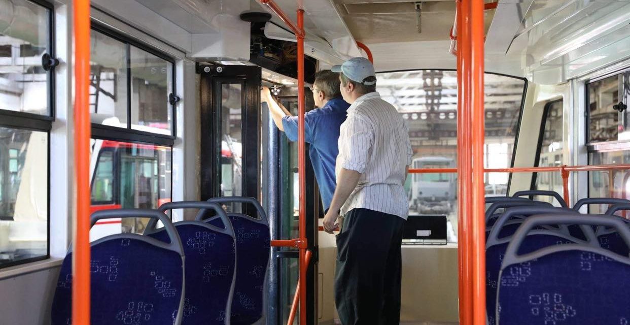 У громадському транспорті Запоріжжя розпочали монтаж приладів для розрахунку без контакту
