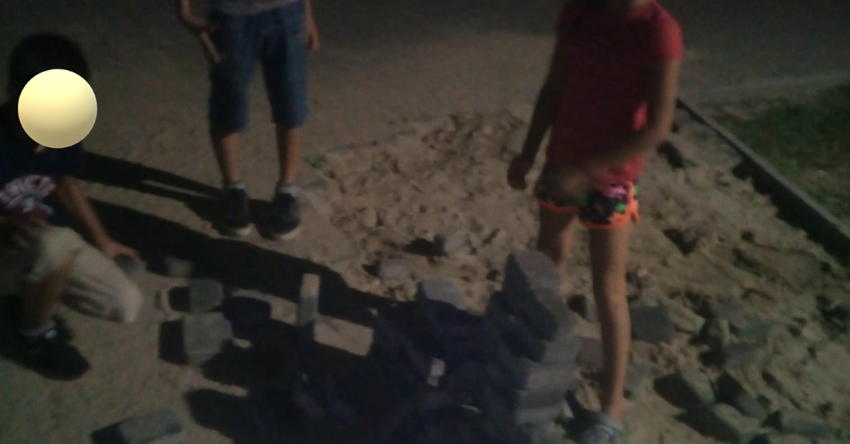 У новому парку в Запоріжжі діти будують барикаду з тротуарної плитки