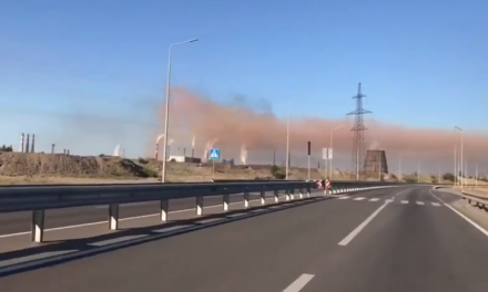 Відео дня: мешканці Запоріжжі зафіксували руду хмару викидів із заводу “Запоріжсталь”