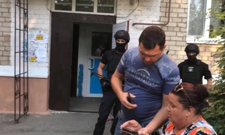 На Запоріжжі силовики зламали двері квартири депутата, підозрюють в організації вбивства