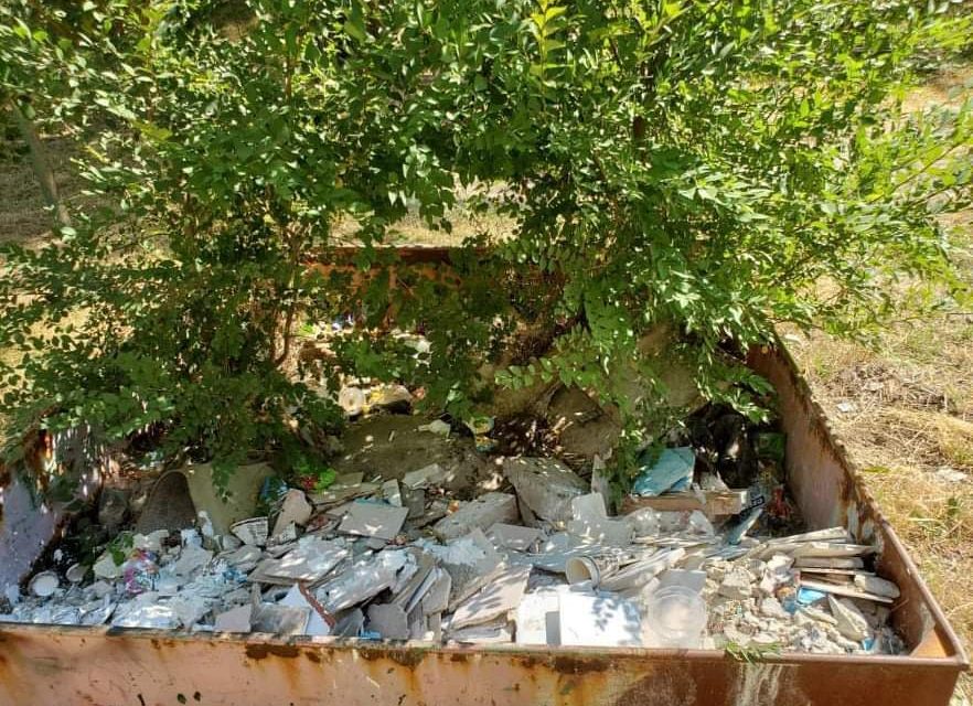 Замість гойдалок зарості та будівельне сміття: запоріжці обурилися інфраструктурою поряд з домом