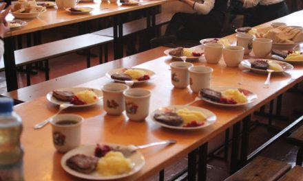 Мешканці Запоріжжя вимагають повернути харчування для дітей у школах коштом міського бюджету
