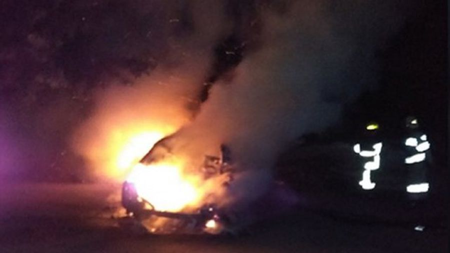 У спальному районі Запоріжжя згорів автомобіль, очевидці опублікували відео