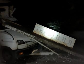 На Запоріжжі трапилася ДТП, вантажівка розтрощила бетонну зупинку