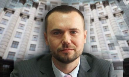Людину, яка викрила міністра освіти Сергія Шкарлета у плагіаті в наукових роботах, переслідуюють
