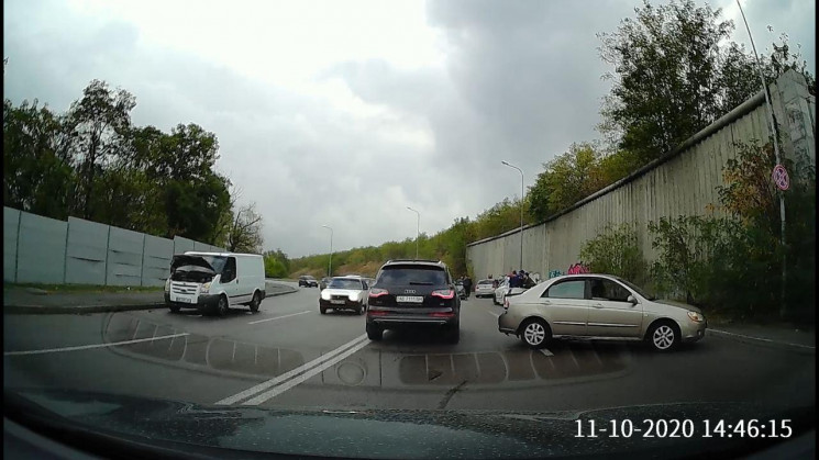 У Запоріжжі, на повороті, де часто трапляються ДТП, зіткнулося кілька авто