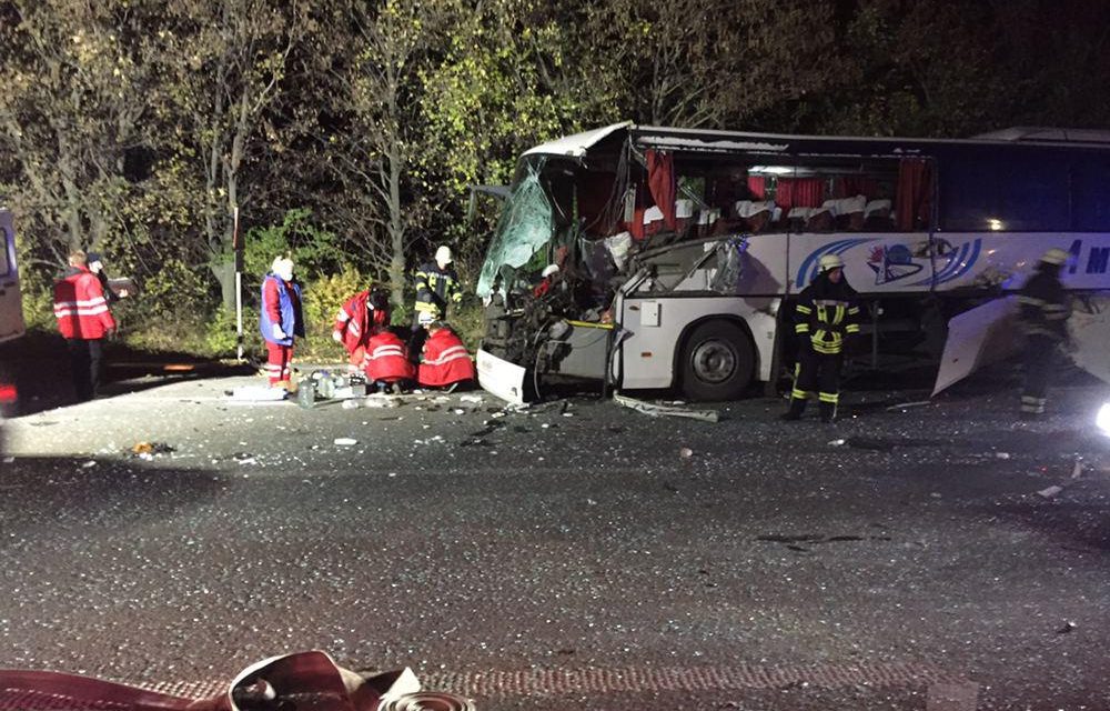 Внаслідок зіткнення автобуса з трактором поблизу Запоріжжя загинув водії – в ДСНС прокоментували трагічну подію
