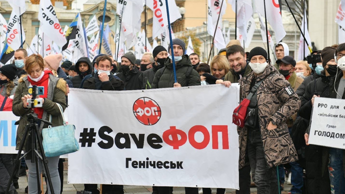 У центрі Києва мітинг, люди перекрили рух транспорту – відео