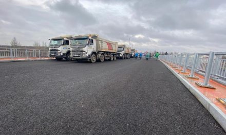 По новозбудованих запорізьких мостах прогнати 8 вантажівок по 34 тони кожна – фото
