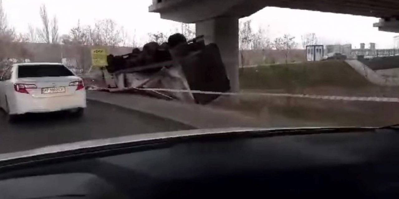 Під мостами у Запоріжжі перекинулася на дах вантажівка – відео