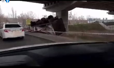 Під мостами у Запоріжжі перекинулася на дах вантажівка – відео