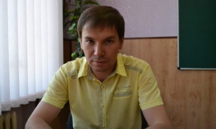 Депутат міської ради Симаков вітає запоріжців листівкою без Криму