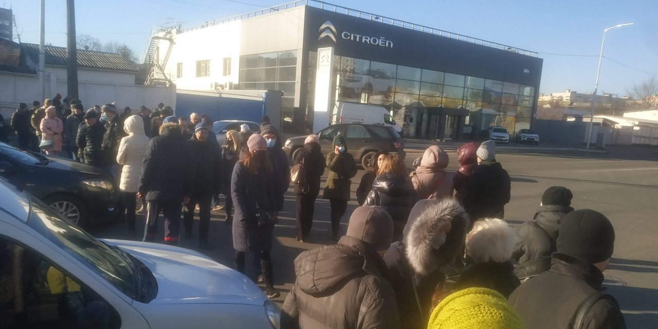 Біля новобудов у Києві протест, люди не пропускають машини – відео