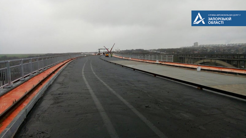 Будівельники почали укладати водонепроникний асфальт на запорізькі мости через Дніпро – фото