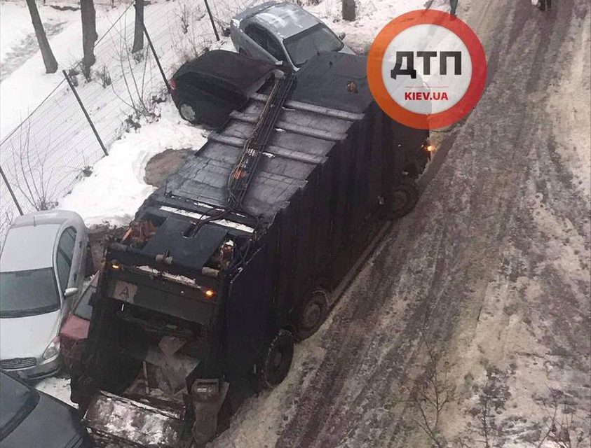 Вранці у Києві сміттєвоз протаранив 9 припаркованих автомобілів