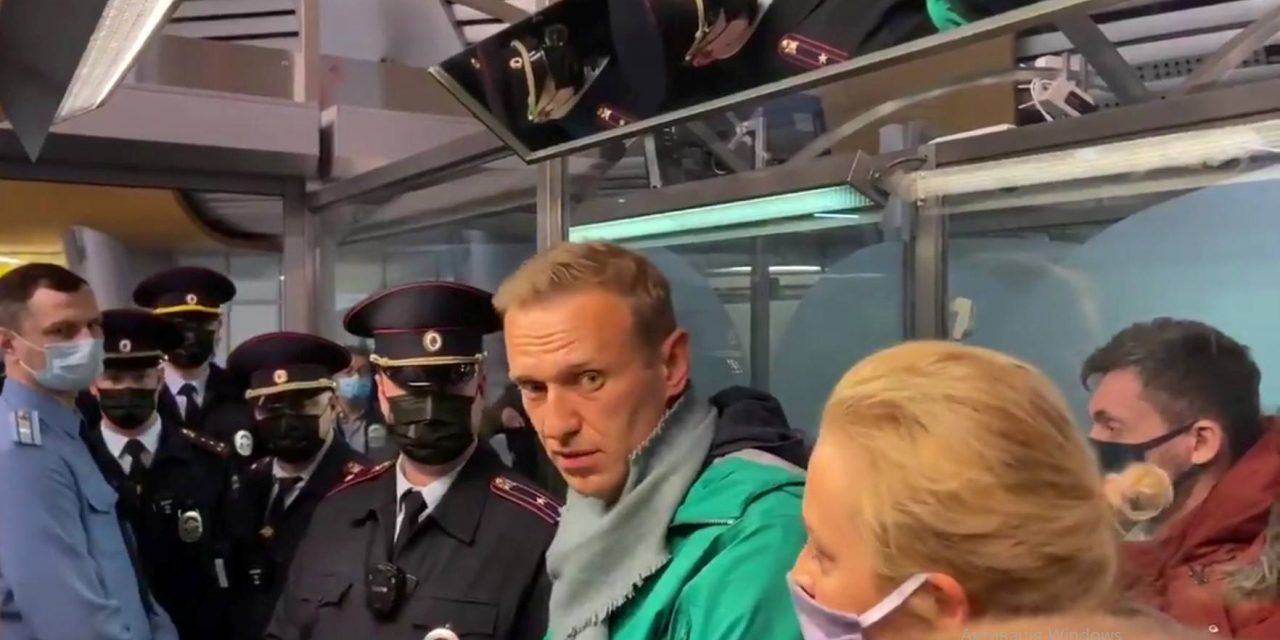 Російські медіа повідомляють, що затриманий в аеропорту Навальний перебуватиме під вартою