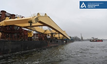 В Укравтодорі показали потужний кран, який використають для будівництва мостів у Запоріжжі – фото