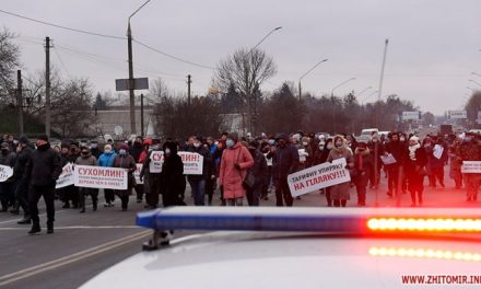 Люди, протестуючи проти підвищення тарифів, перекрили дорогу на Київ