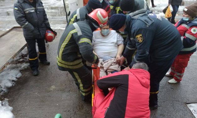 На Запоріжжі рятувальникам довелося транспортувати чоловіка до «швидкої» – фото