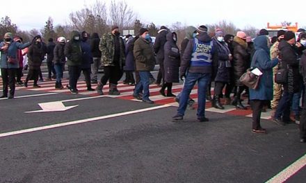 На мітинги проти будівництва Біляєвського каолінового кар’єра людей централізовано підвозили автобусами