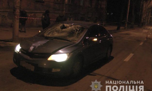 У Запоріжжі під колеса авто потрапив молодий чоловік, він помер у лікарні (фото)