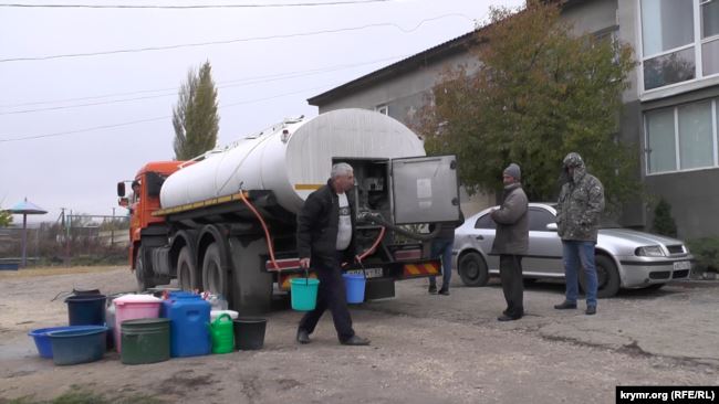 Мешканці села під Сімферополем відчувають великі незручності з водою – відео