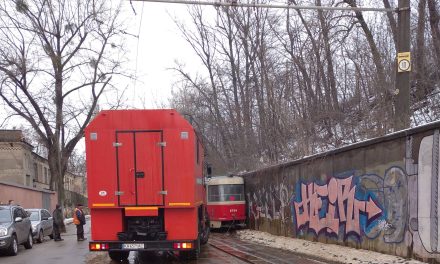 У Києві трамвай загубив колесо й “врізався” у паркан – фото