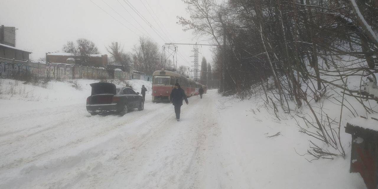 У Києві стоїть громадський транспорт через нахабних водіїв – фото